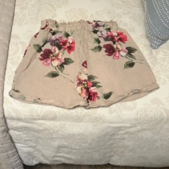 Floral Linen Print Women's Shorts - Picture 2 of 4